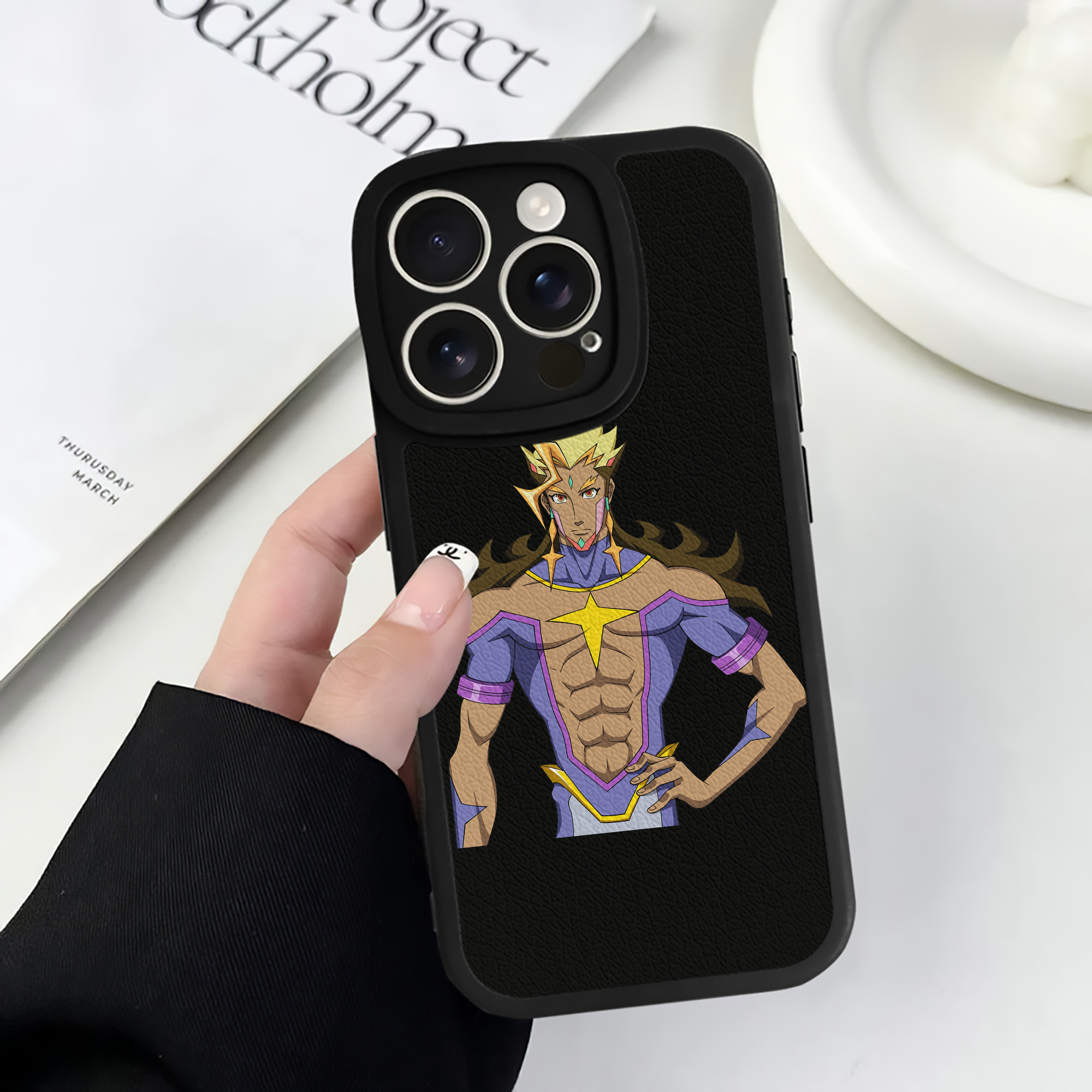 （画像用） 遊☆戯☆王 Yu-Gi-Oh! 【iPhone 16シリーズ対応】シリコンスマホケース（レザー調） 材質：シリコン